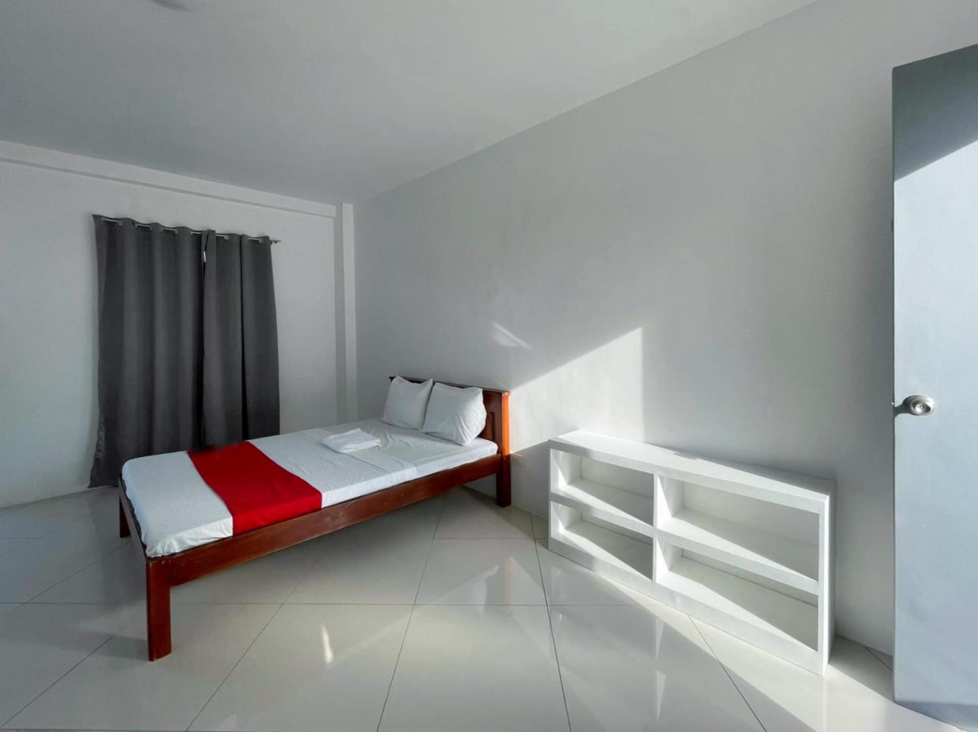 Oyo 778 Fat J Apartelle Hotel Cebu Buitenkant foto