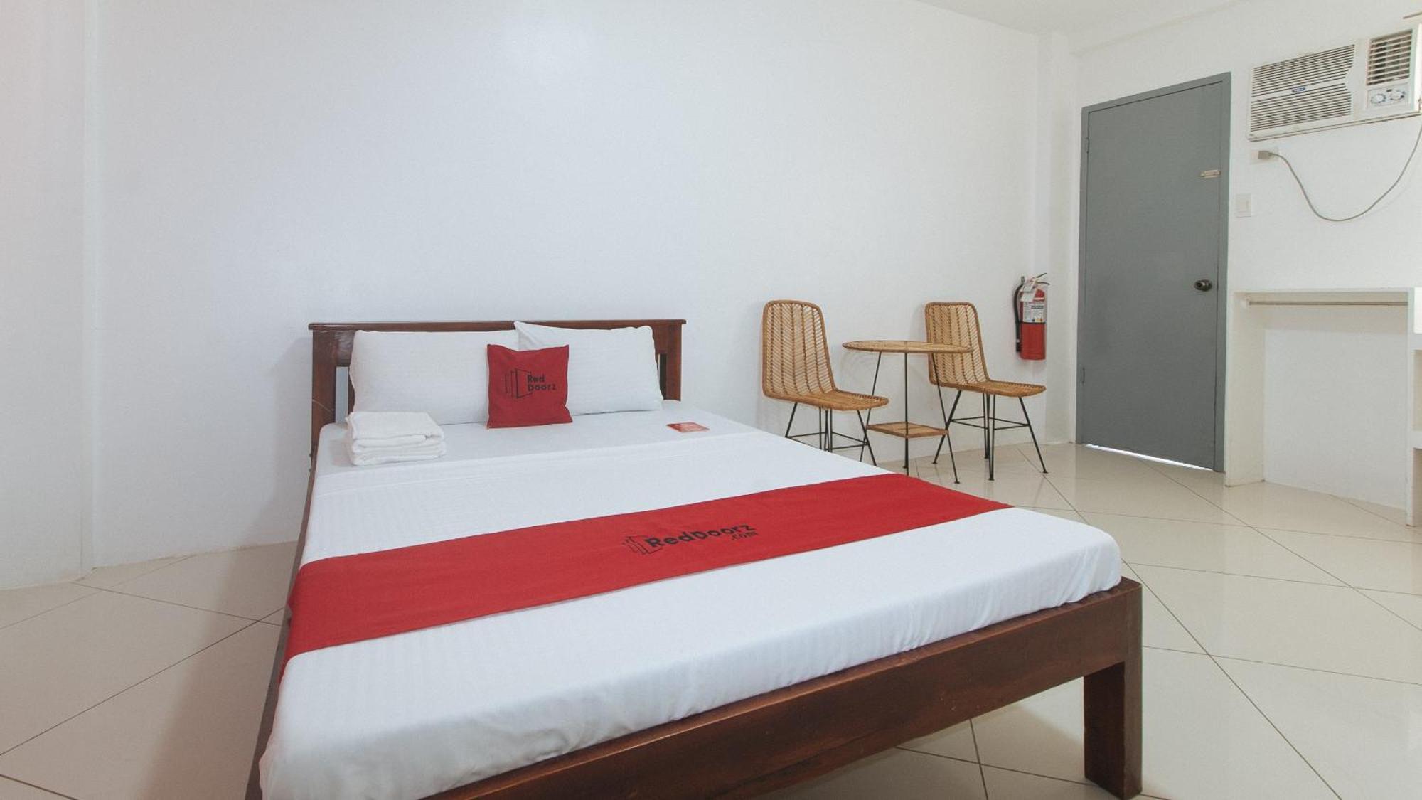 Reddoorz At Fat J Apartelle Mactan Cebu Buitenkant foto