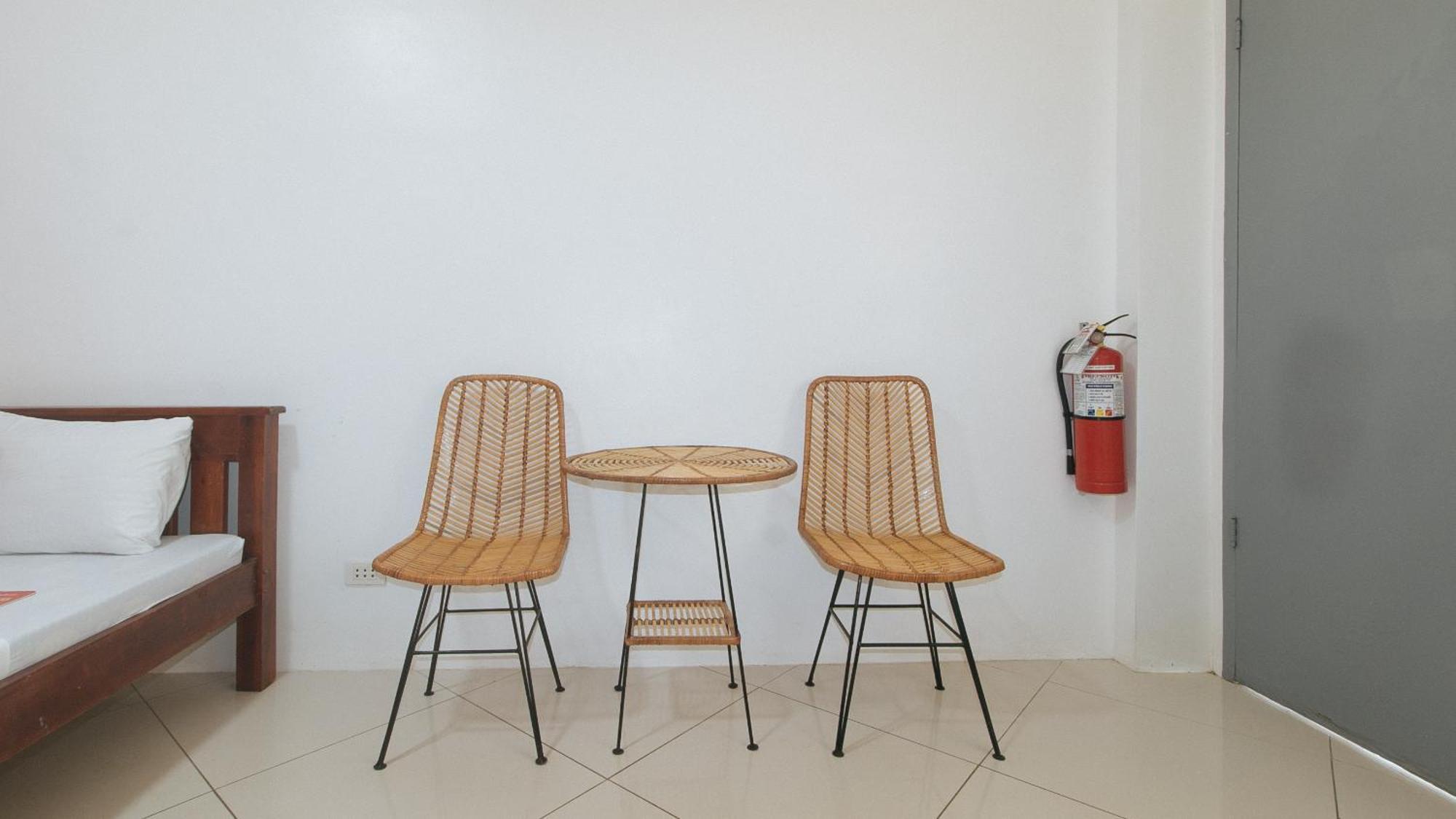 Reddoorz At Fat J Apartelle Mactan Cebu Buitenkant foto